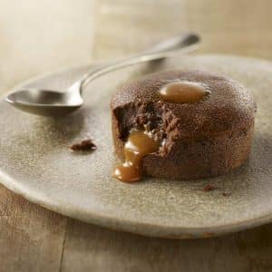 Fondant de chocolate con corazón de caramelo y mantequilla salada - Traiteur de Paris